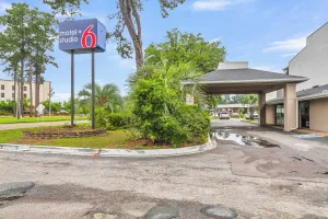 Image of Motel 6 Summerville, SC Azalea Square