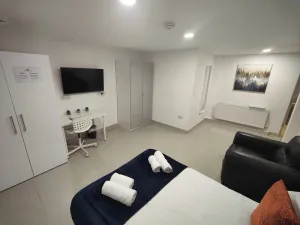 Image of En-suites Suites - Leeds City Retreat with Kitchenette- LGI Hospital- Free 5G WIFI & Netflix- University - Contractors - Short Stays