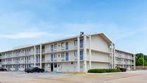 Image of Super 6 Inn & Suites Baton Rouge