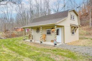 Image of On 40 Acres: Charming Cabin in Zanesville!