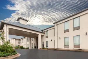 Image of Super 8 by Wyndham Conway