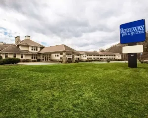 Image of Rodeway Inn & Suites Cherokee On the River