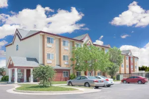 Image of Days Inn & Suites by Wyndham Hutchinson