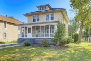 Image of Walk to Port Clinton Lighthouse: Home w/ Deck!