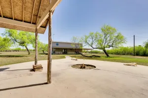 Image of Pet-friendly Cabin on 3 Acres: 7 Mi to Uvalde!