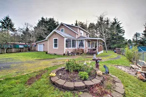 Image of Updated Coos Bay Home ~ 2 Mi to Pacific Ocean