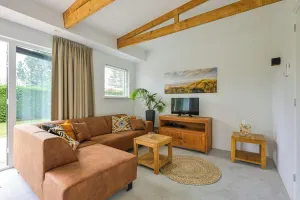 Image of Bungalow in Eureka With Spacious Garden