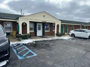 Image of Hillcrest Motel by Oyo Aurora near Lawrenceburg