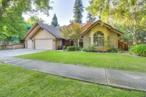 Image of 1 Mi to Applegate Park Zoo: Pet-friendly Home