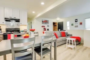 Image of 2 Mi to Lincoln Park Zoo: Family-friendly Home