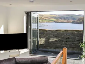 Image of Lake Bank Views
