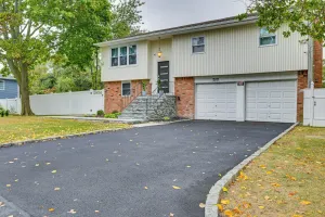 Image of Bay Shore Vacation Rental ~ 7 Mi to the Beach