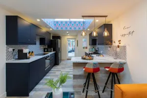 Image of 5 bed 5 bath house, free parking, patio garden - Esho Stays