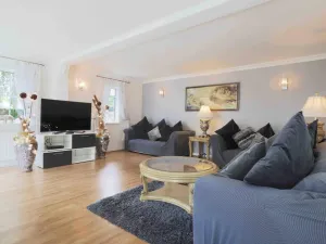 Image of Inviting 7-bed House With sea Views in Hythe