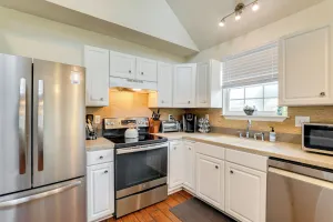 Image of Cozy Home with Yard about 9 Mi to Dtwn Charleston!
