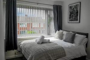 Image of Riverside Retreat - Luxurious 4 Bedroom House