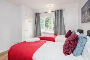 Image of TMS Spacious 4 bedroom house! Free Parking! Crosby Dagenham!