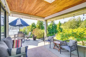 Image of Gig Harbor Home: Large Deck, Outdoor Dining Area