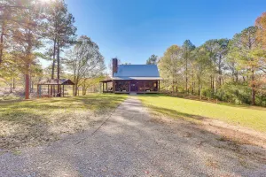 Image of Cabin w/ Catch & Release Pond in Hueytown!