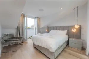 Image of Stunning Maida Vale Apartment Near Regents Canal by Underthedoormat
