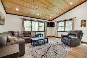 Image of Private Hot Tub Hatfield Vacation Rental!