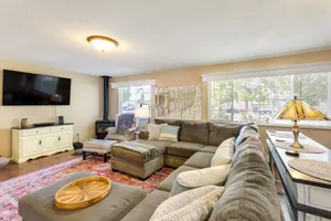 Image of Hot Tub & Fire Pit: Serene Clifton Retreat!
