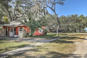 Image of Cozy Crystal Beach Cottage: Walk to Shoreline