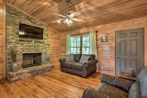 Image of Quiet & Cozy Omaha Cabin ~ 20 Mi to Branson!