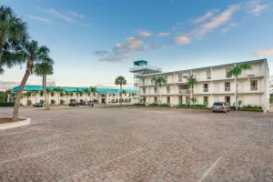 Image of Days Inn & Suites by Wyndham Lake Okeechobee