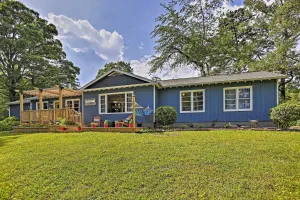 Image of Family-Friendly Escape about 6 Mi to City Center!