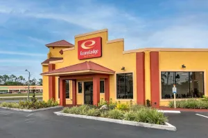 Image of Econo Lodge Inn & Suites Maingate Central