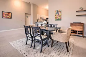 Image of Charming Dtwn Holland Escape Above Crust 54!
