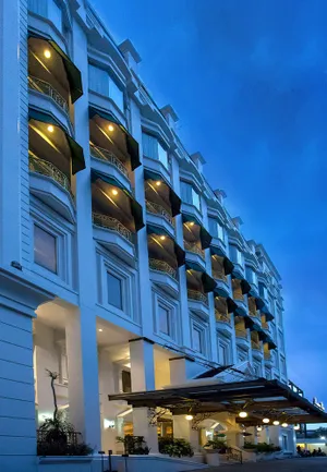 Image of Roosseno Plaza