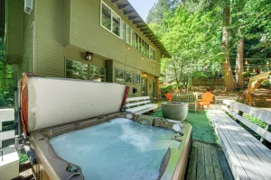 Image of 8 Mi to Dtwn Seattle: Pet-friendly Apt w/ Hot Tub