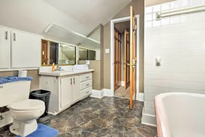 Image of Stylish Vicksburg Apt with Porch - 2 Mi to Casino!