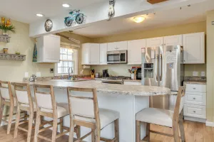 Image of Near Beaches & Waterfront Dining: Home in Hampton!