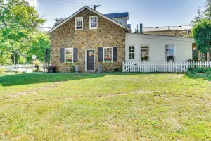 Image of Cottage w/ Furnished Patio & Garden: Dtwn Leesburg