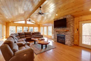 Image of Family-friendly Riverfront Manor on the Little Red