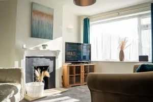 Image of 3 Bedroom home in Milton Keynes with Free Parking, WiFi and SKY TV