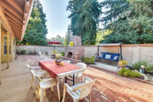 Image of 1 Mi to Applegate Park Zoo: Pet-friendly Home
