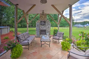 Image of Country-Chic Studio with Pool and Stable Access!