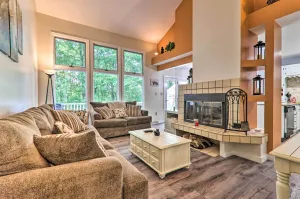 Image of Charming Lake Harmony Townhouse w/ Balcony!