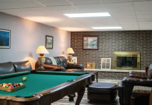 Image of Huge Manor w Indoor Hot Tub and Pool Table