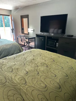 Image of Clairmont Inn & Suites - Warren