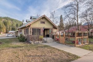 Image of Rockwell Retreat 4 Bedroom Home by NW Comfy Cabins by RedAwning