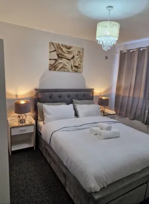 Image of Spacious 3-Bed Home -Private Garden & free Parking