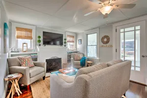 Image of Cozy Coastal Cottage: 5 Mi to Narragansett Beach!