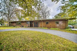 Image of Fenced Yard Fox River Grove Home, Dogs Welcome