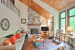 Image of Relaxing Eagle Rock Resort Home - 1 Block to Lake!