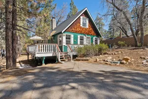 Image of Oak Nesting - Great chalet style cabin at the end of the street with rustic stone gas log fireplace!